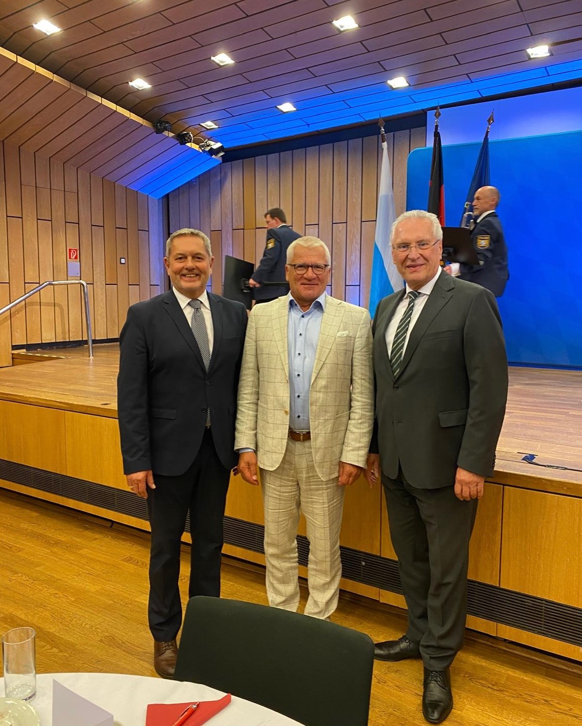 Medaille f�r besondere Verdienste an 2. B�rgermeister Norbert Gradl