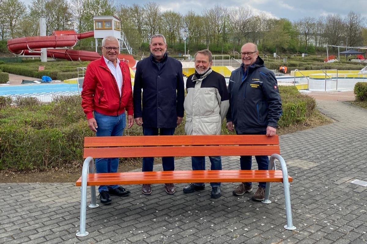 �bergabe B�nke f�rs Freibad